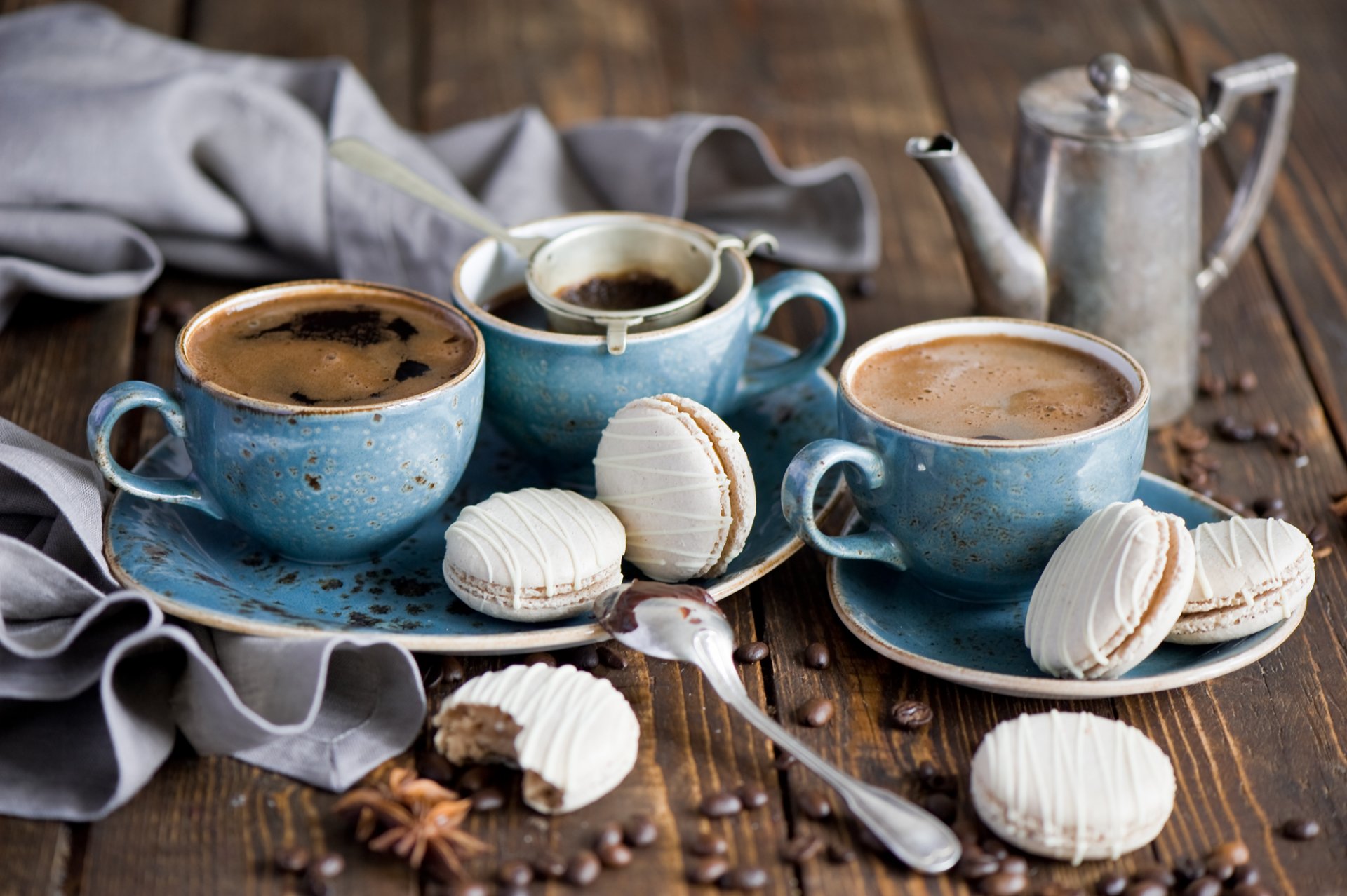 kaffee schaum trinken körner tassen set kekse macaron makkaroni anis sternanis stillleben dessert süßigkeiten anna verdina