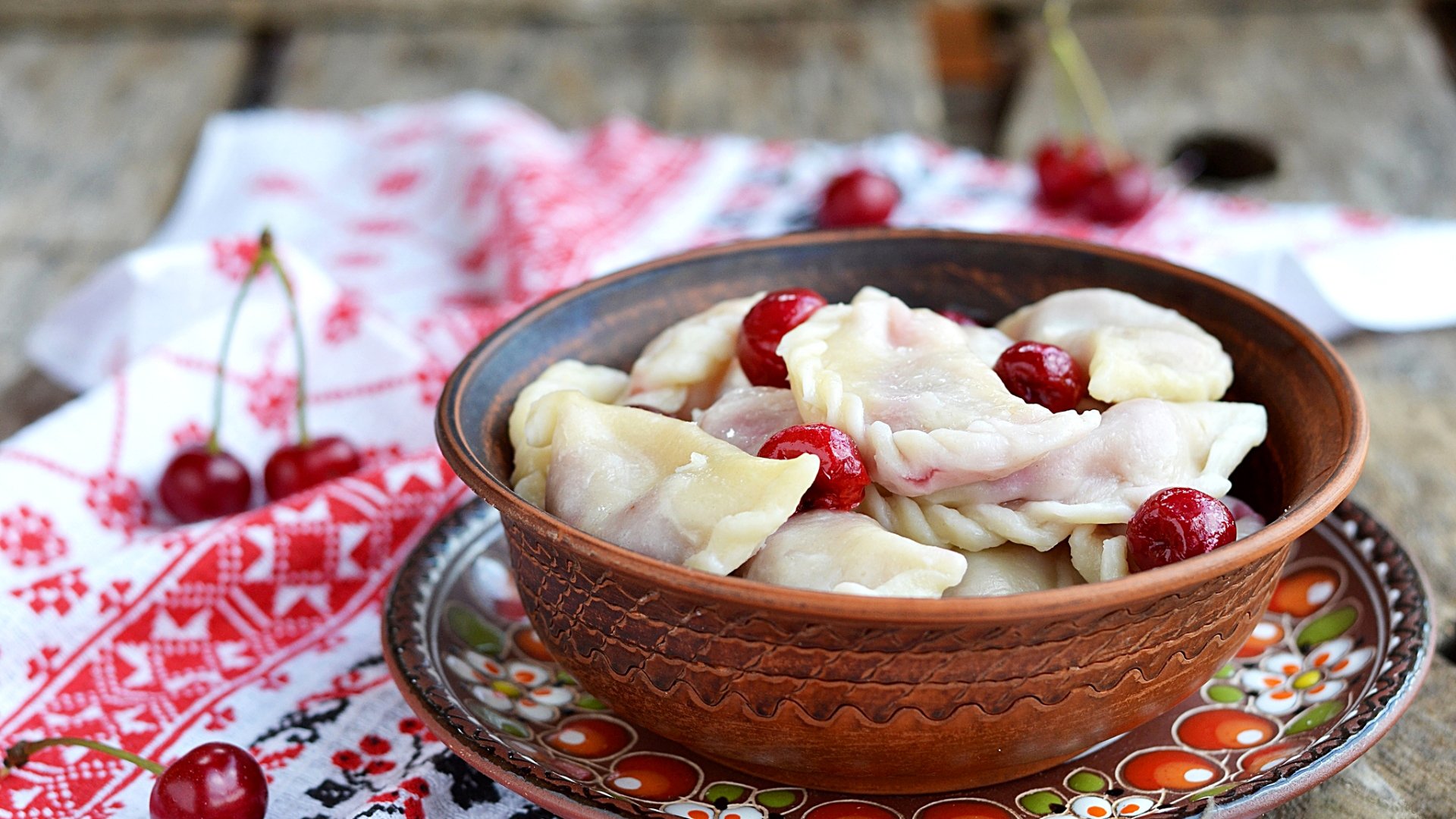 pierogi wiśnia miska talerz ręcznik ukraina rusznik