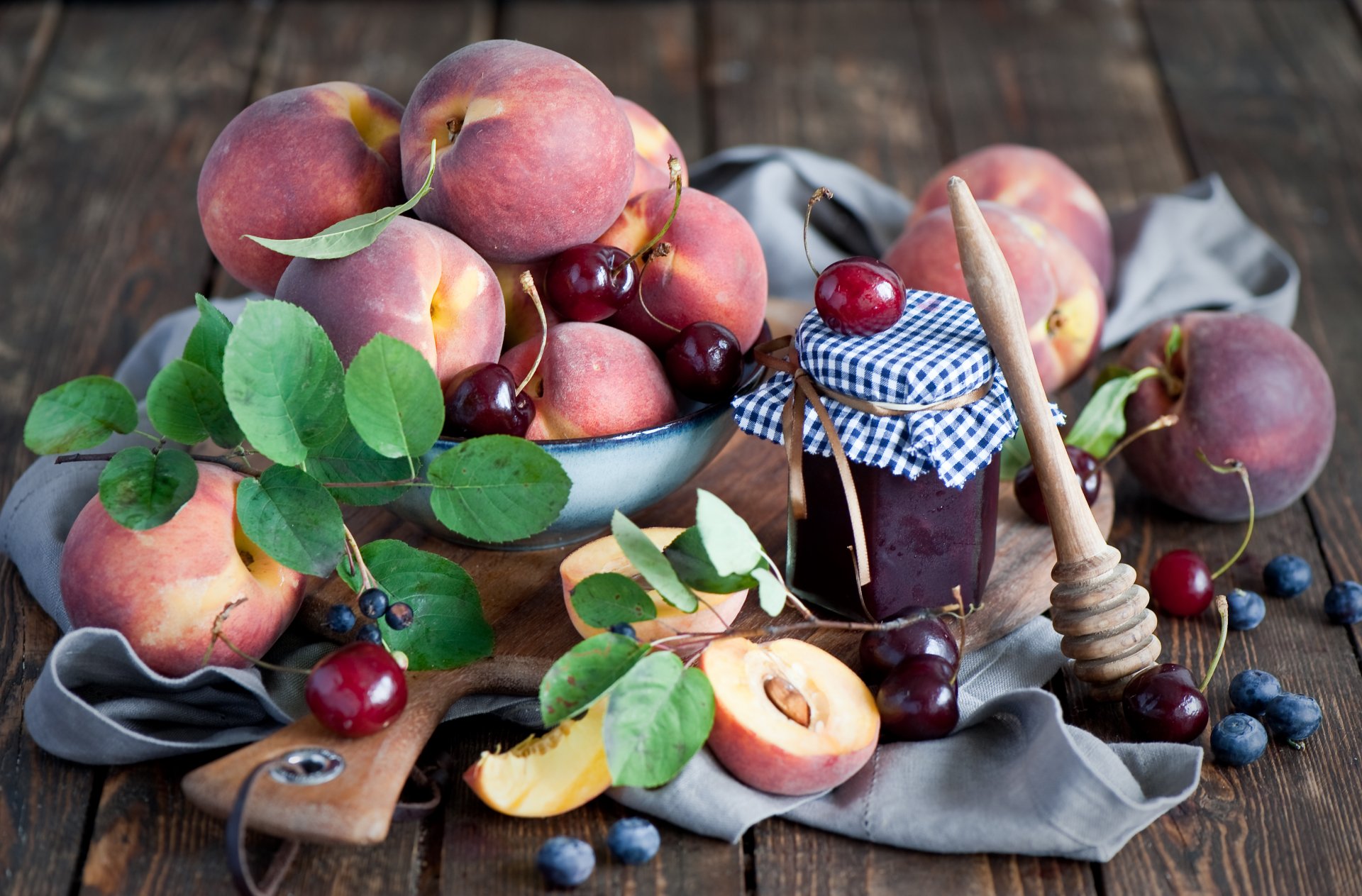 pêches baies confiture cerise myrtille nature morte