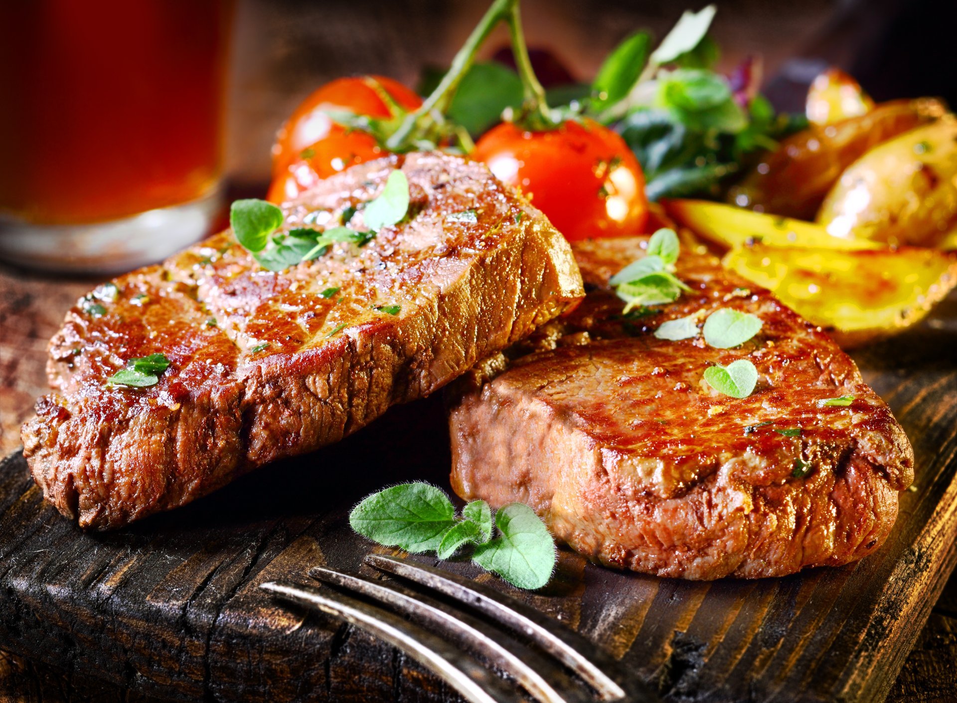 steaks tomates viande légumes verts