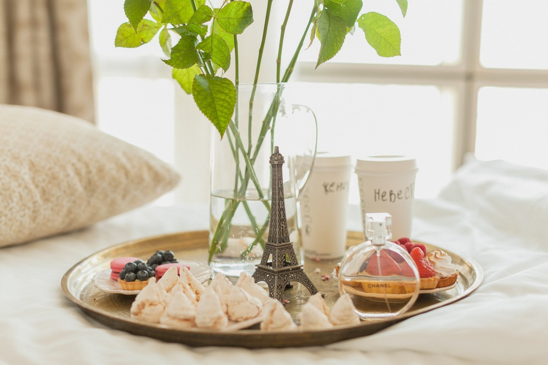 mañana desayuno parís galletas pastel jarra bandeja almohada ventana