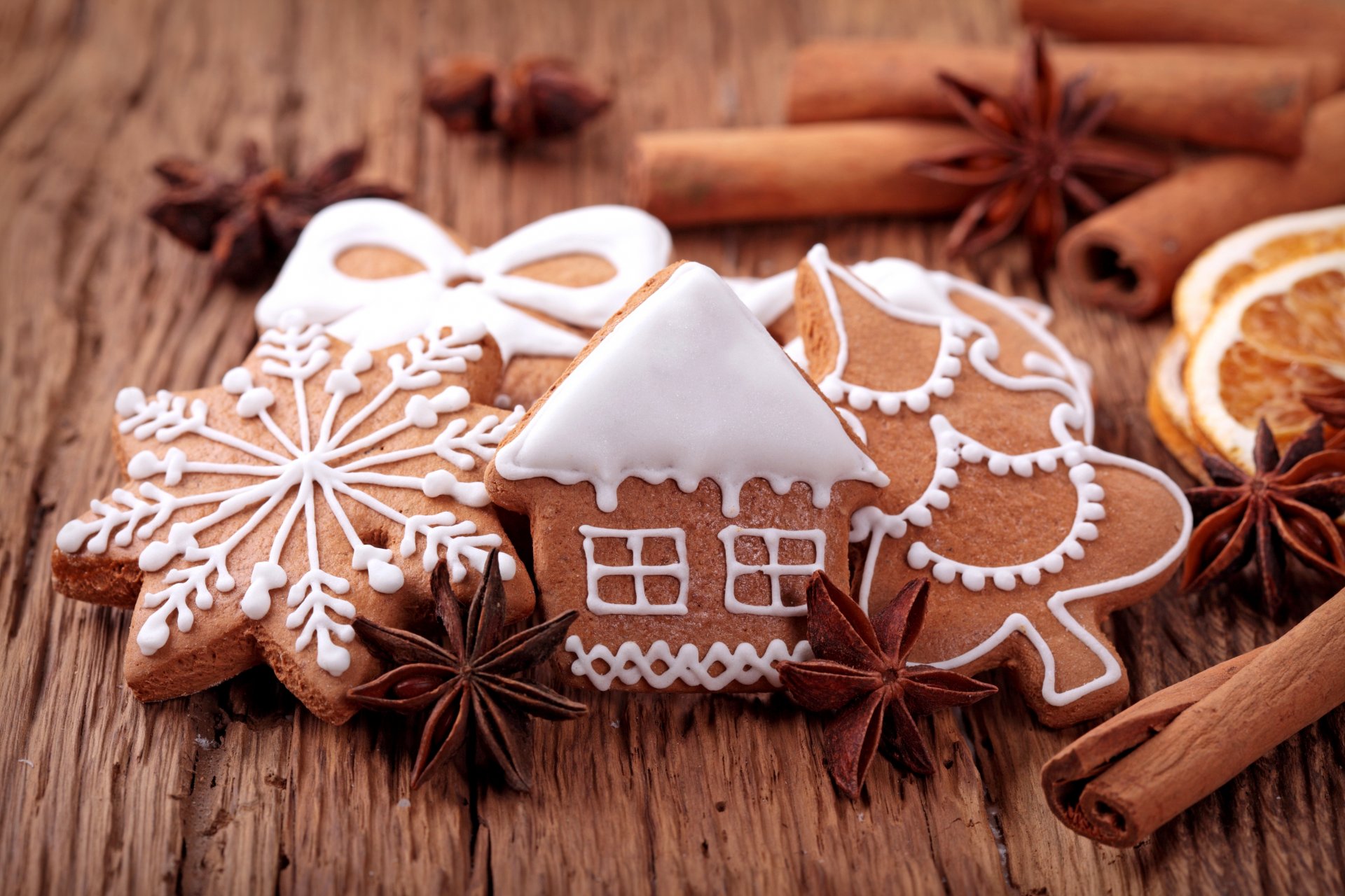 biscuits cuisson figurines maison arbre de noël flocon de neige épices noix cannelle badiane anis bonbons nouvel an noël vacances