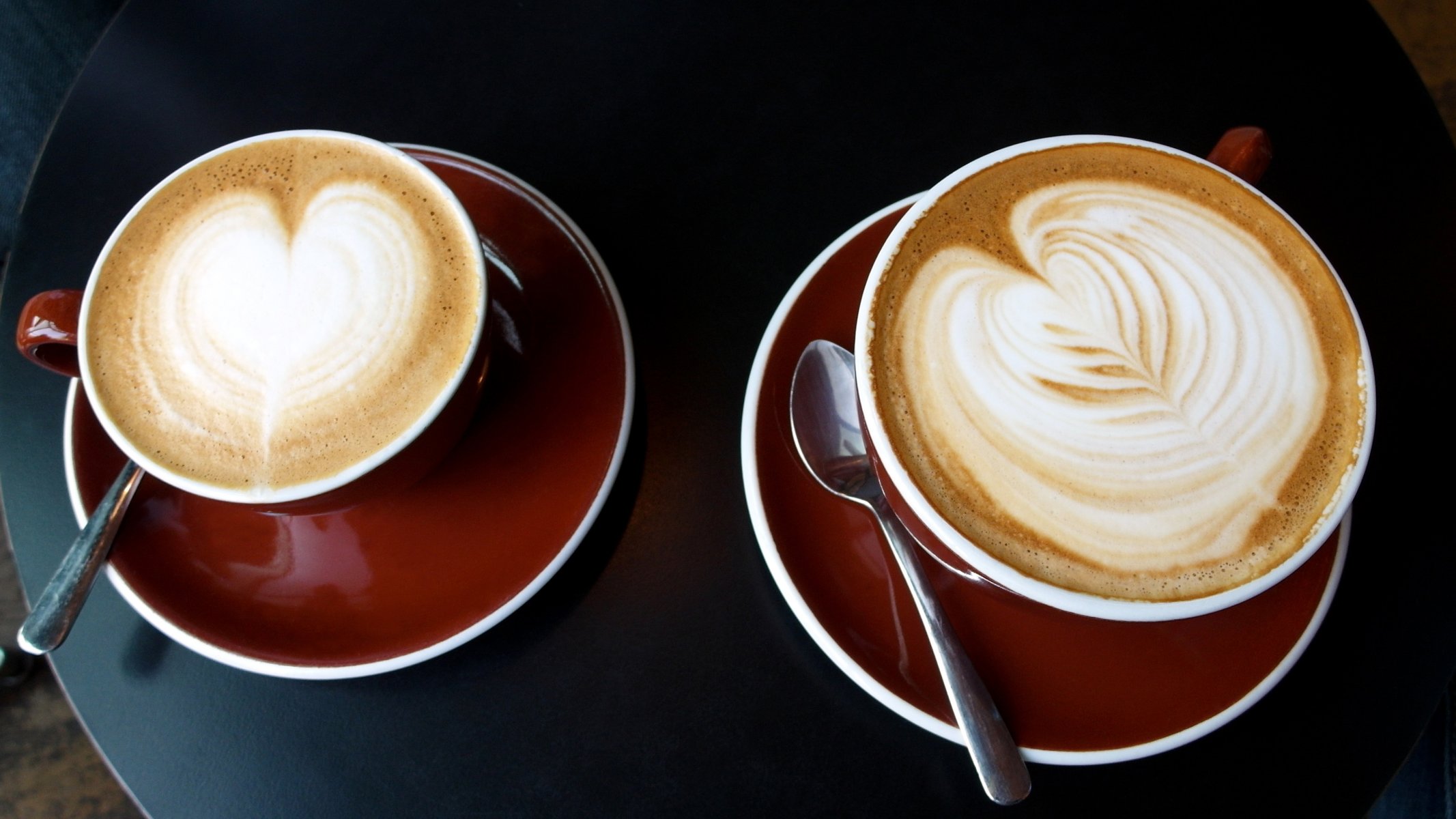 comida café capuchino mañana mañana mesa dos tazas dos platillos cucharas espuma latte art patrón yum-yum papel pintado