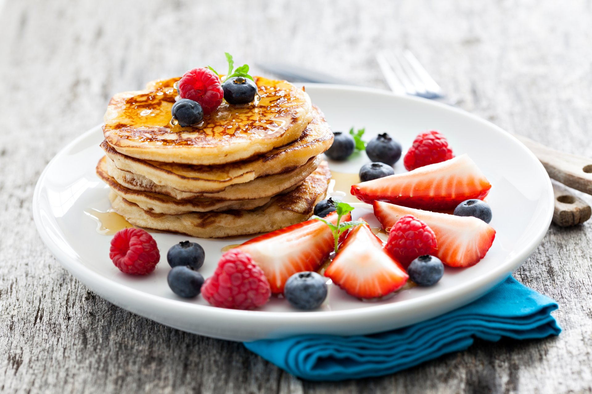 pfannkuchen pfannkuchen pfannkuchen teller beeren blaubeeren himbeeren erdbeeren honig essen