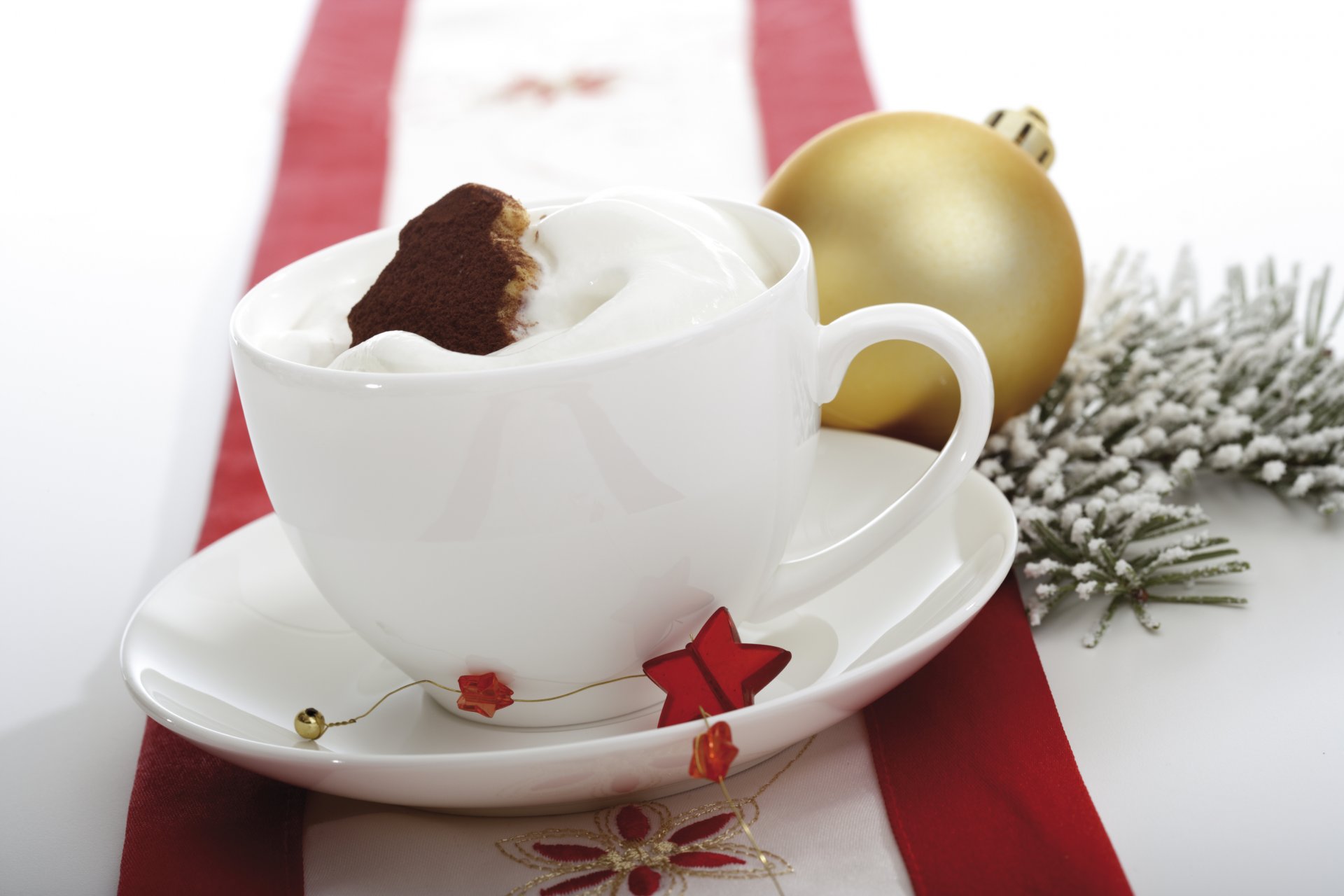 taza galletas chocolate crema postre bola oro juguete rama mesa vacaciones año nuevo navidad