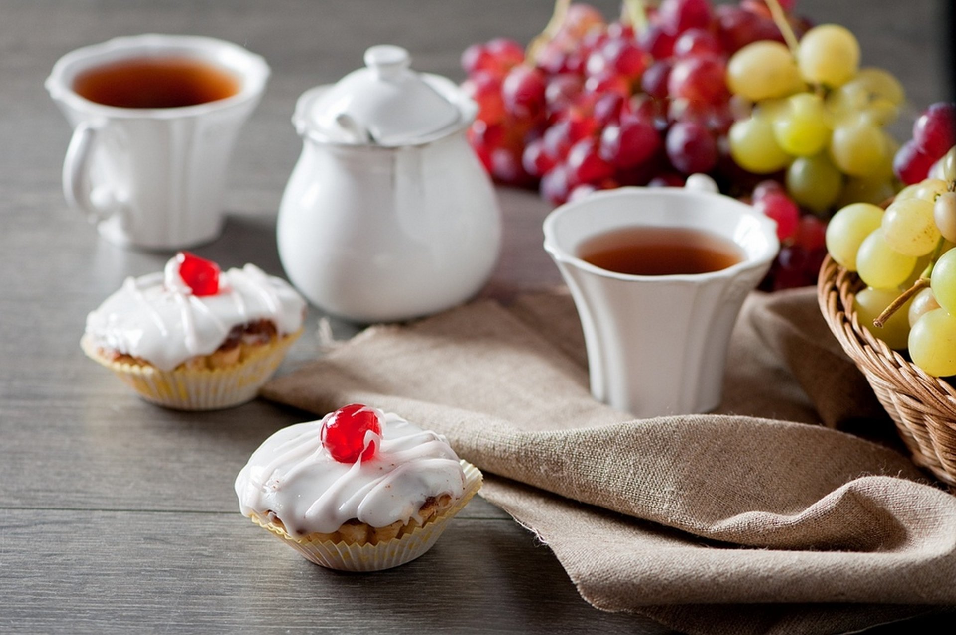 tarte tasse thé raisin dessert crème repas fruits