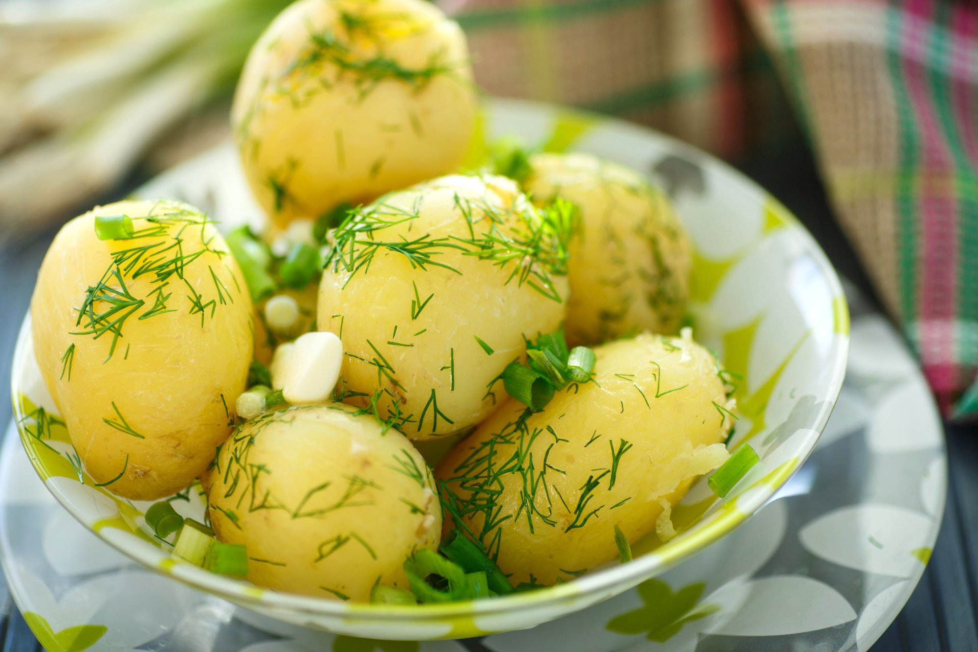 nourriture pommes de terre pommes de terre chaud bouilli aneth vert oignon beurre miam-miam nourriture paysans rois flou bokeh fond d écran