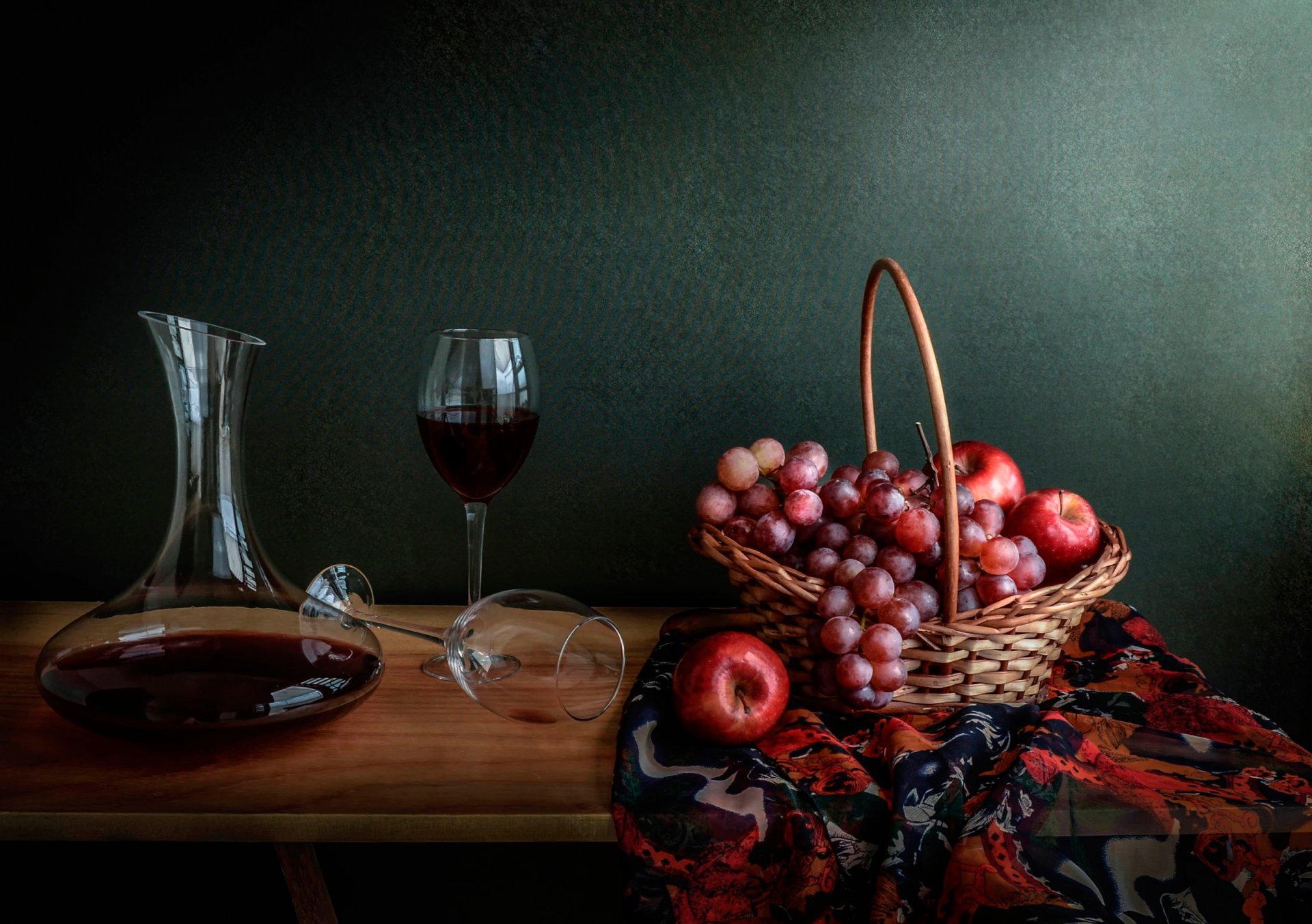 naturaleza muerta vino manzanas cesta uvas