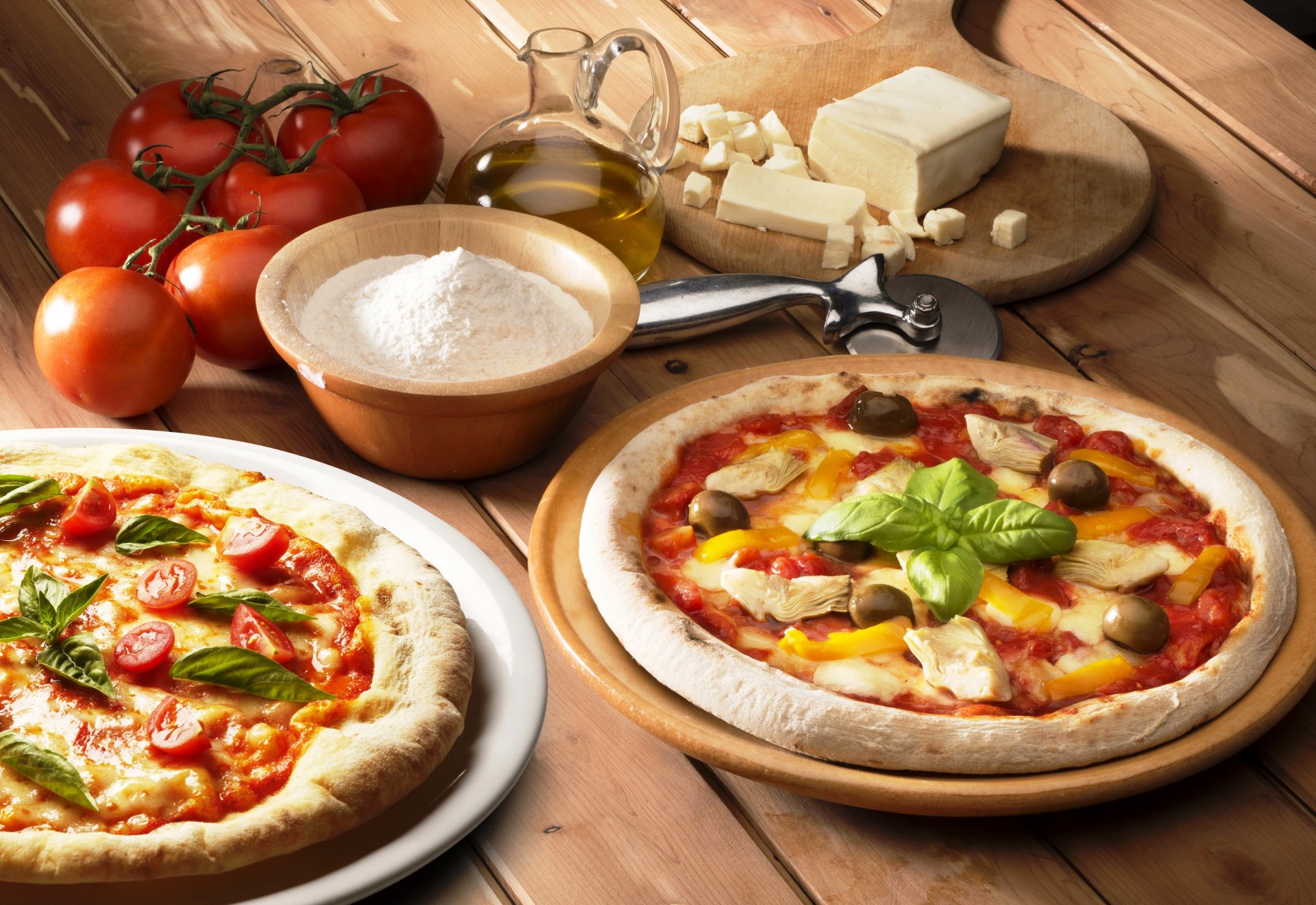 pizza alimentaire poulet olives fromage poivre farine tomates huile planche table