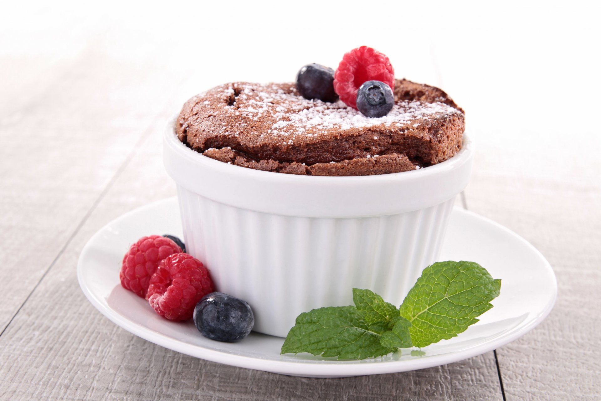 soufflé de chocolate postre fruta arándanos frambuesas tazas frambuesas