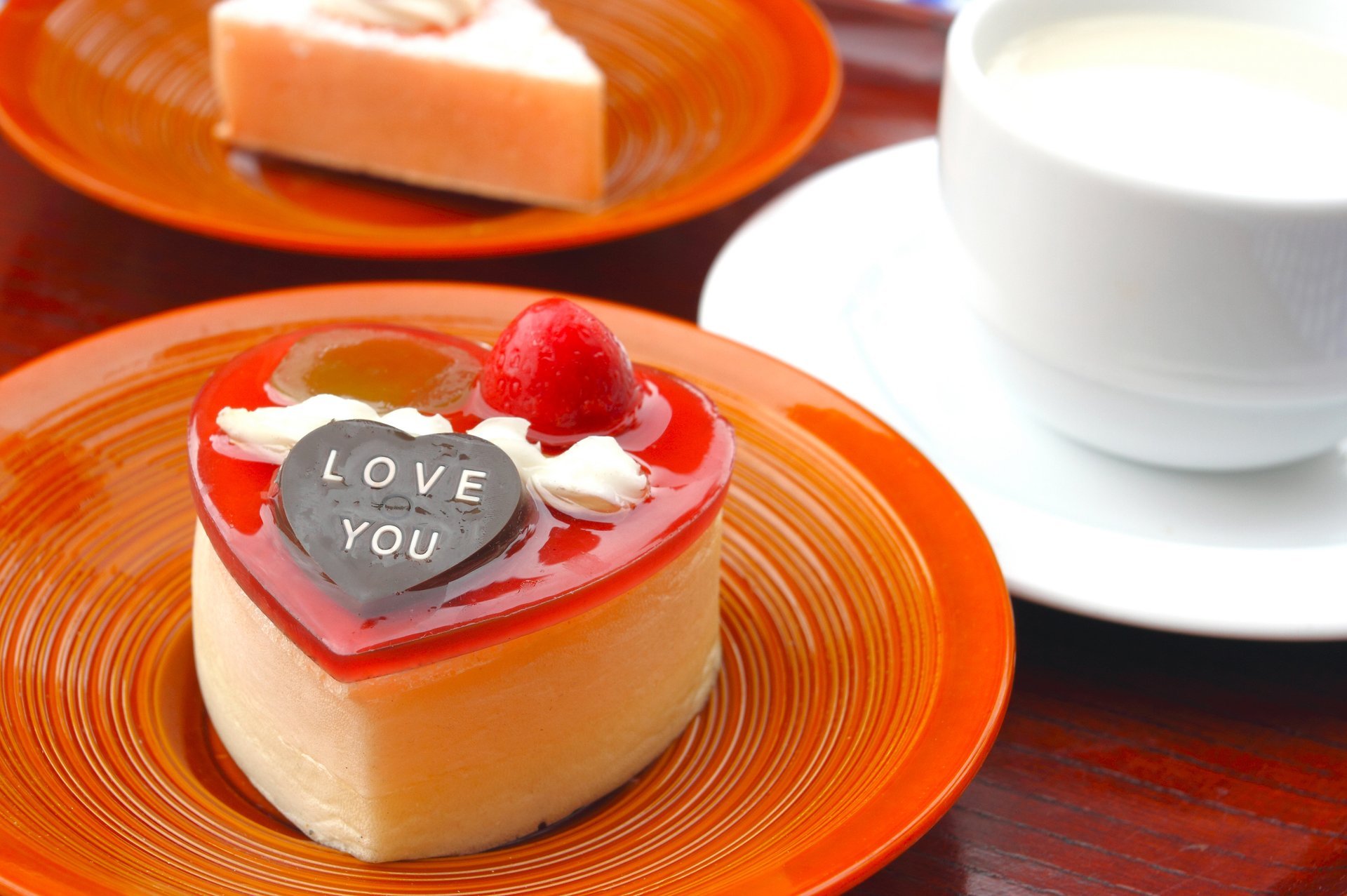 kuchen dessert herz herz beeren schokolade creme süßigkeiten süß milch tasse teller