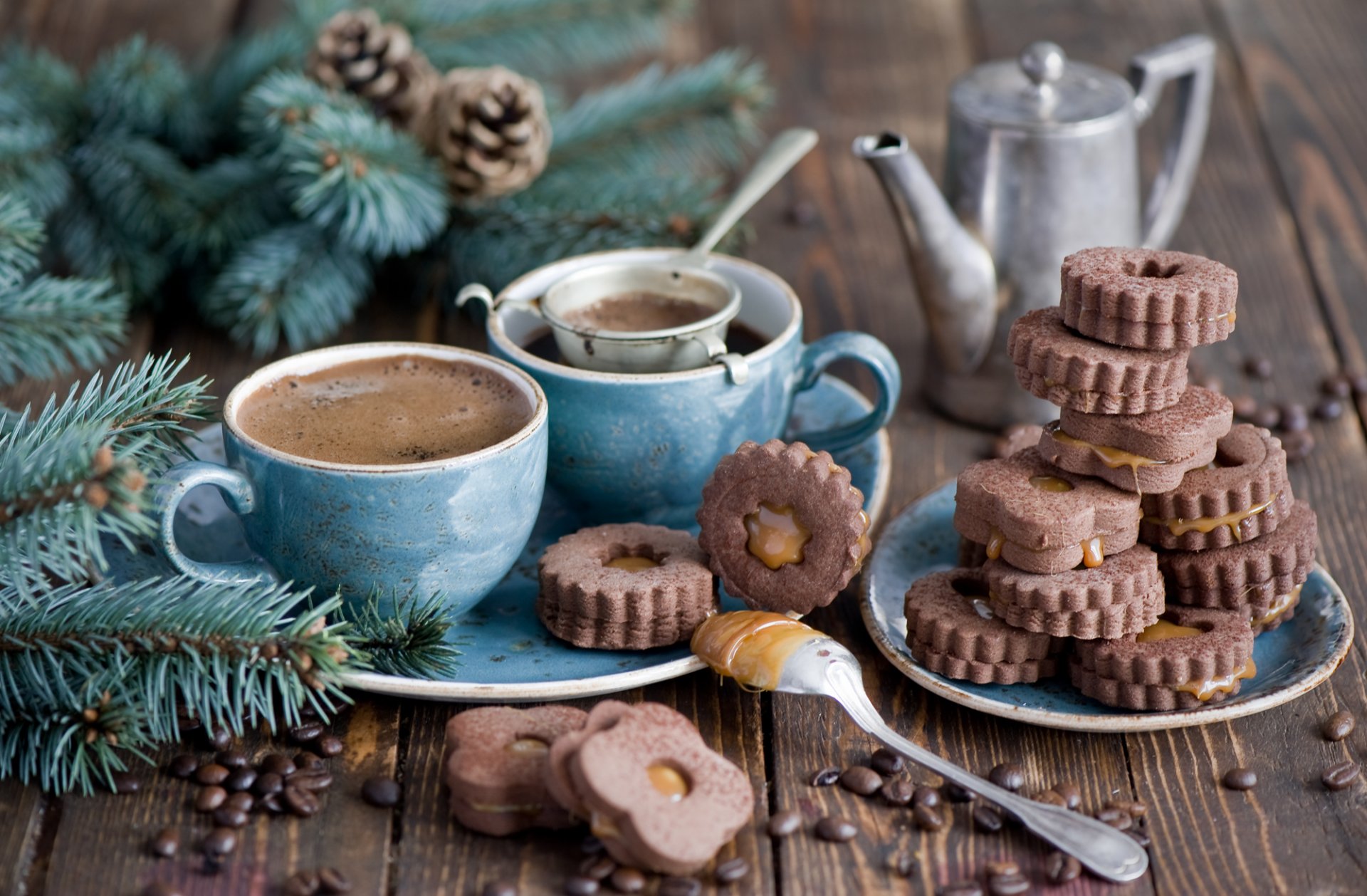 biscuits chocolat caramel pâtisserie dessert café tasses service branches épinette cônes hiver anna verdina