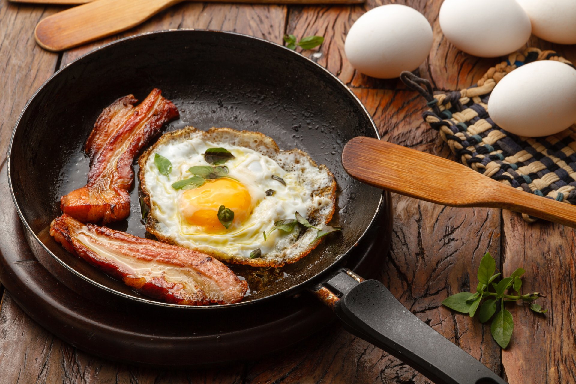 uova strapazzate pancetta uova colazione padella spatola