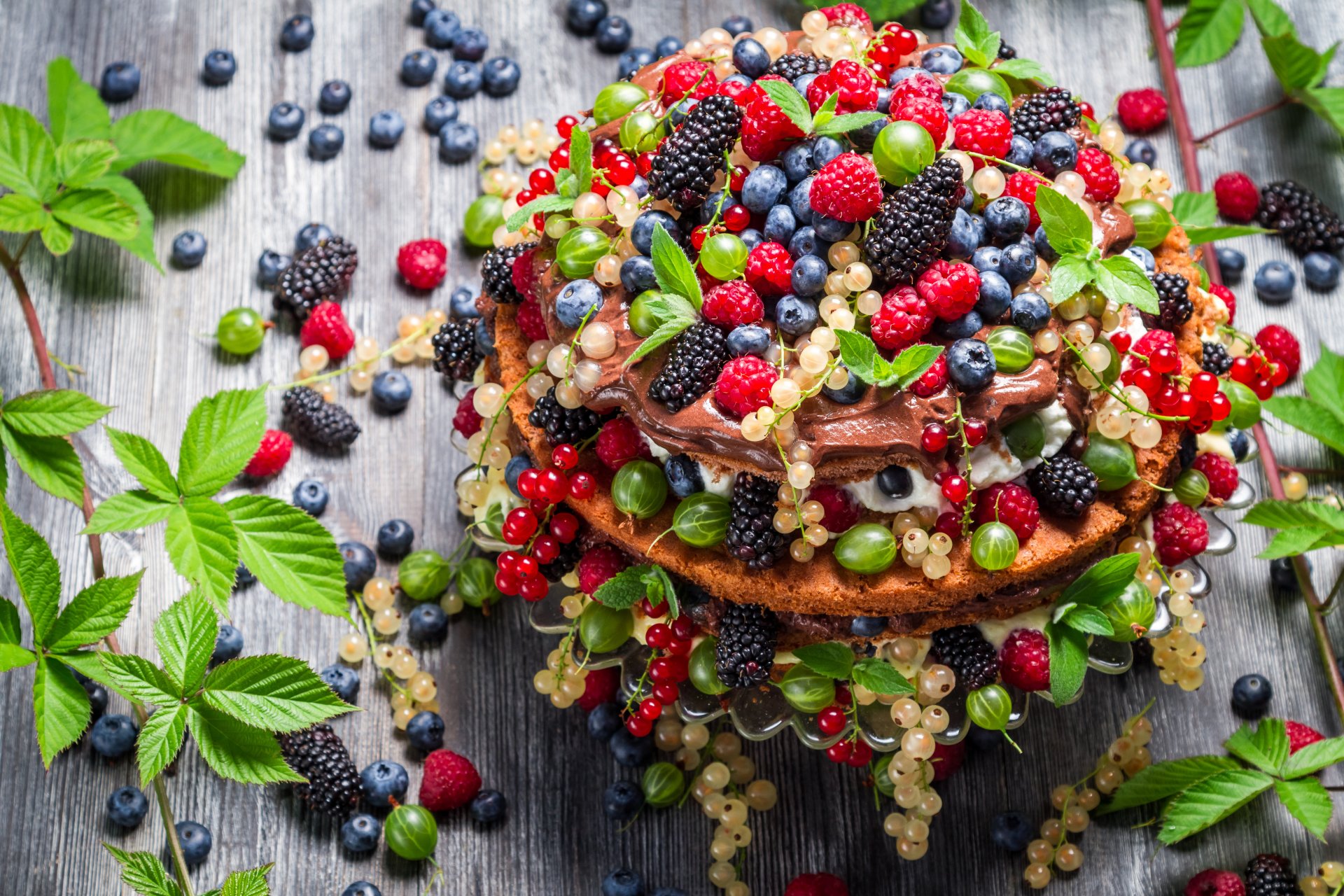 delizioso dessert torta di bacche foglie di menta torta di frutta foglie di menta