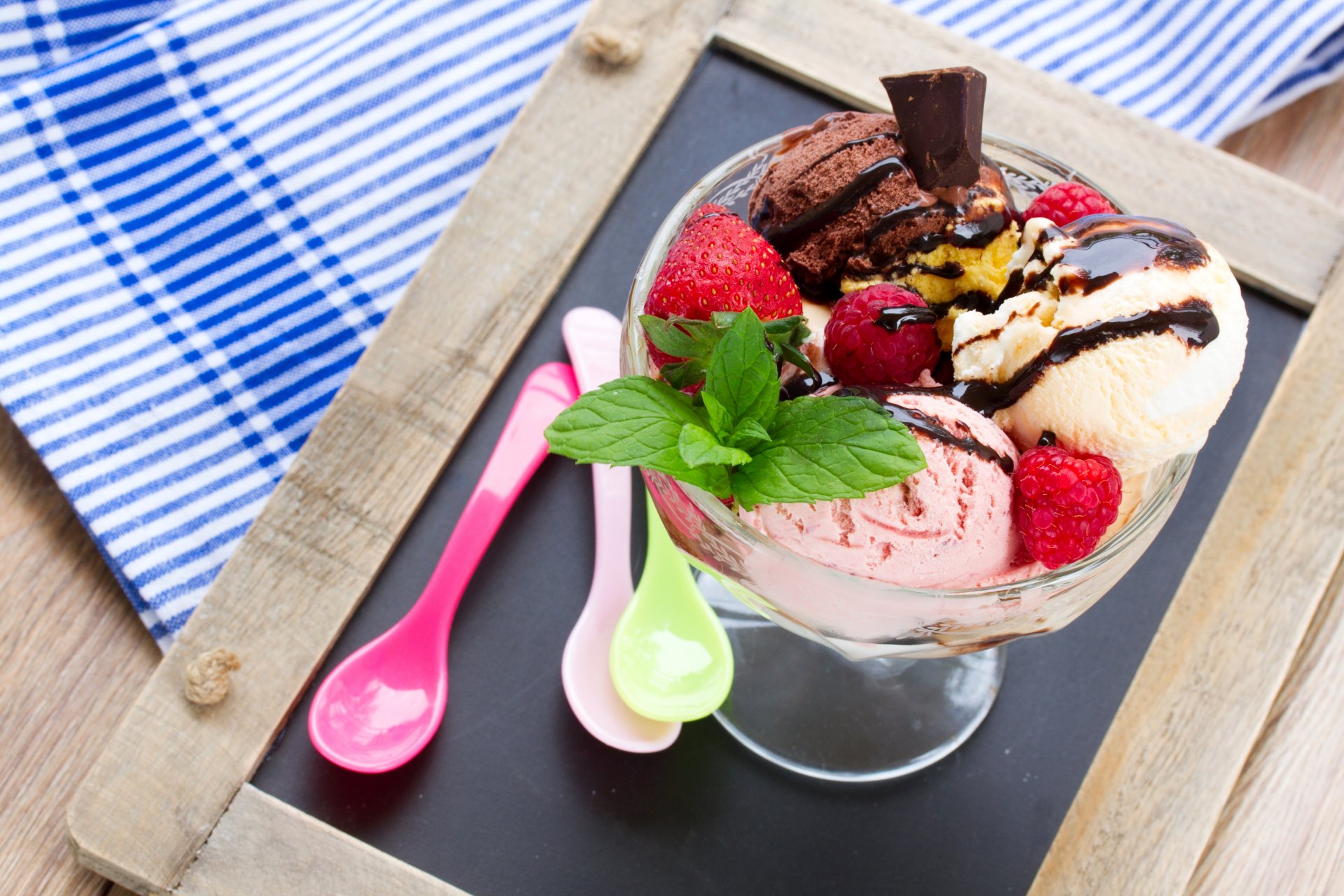 eis sortiert kugeln beeren himbeeren erdbeeren schokolade löffel cremankäse dessert süß