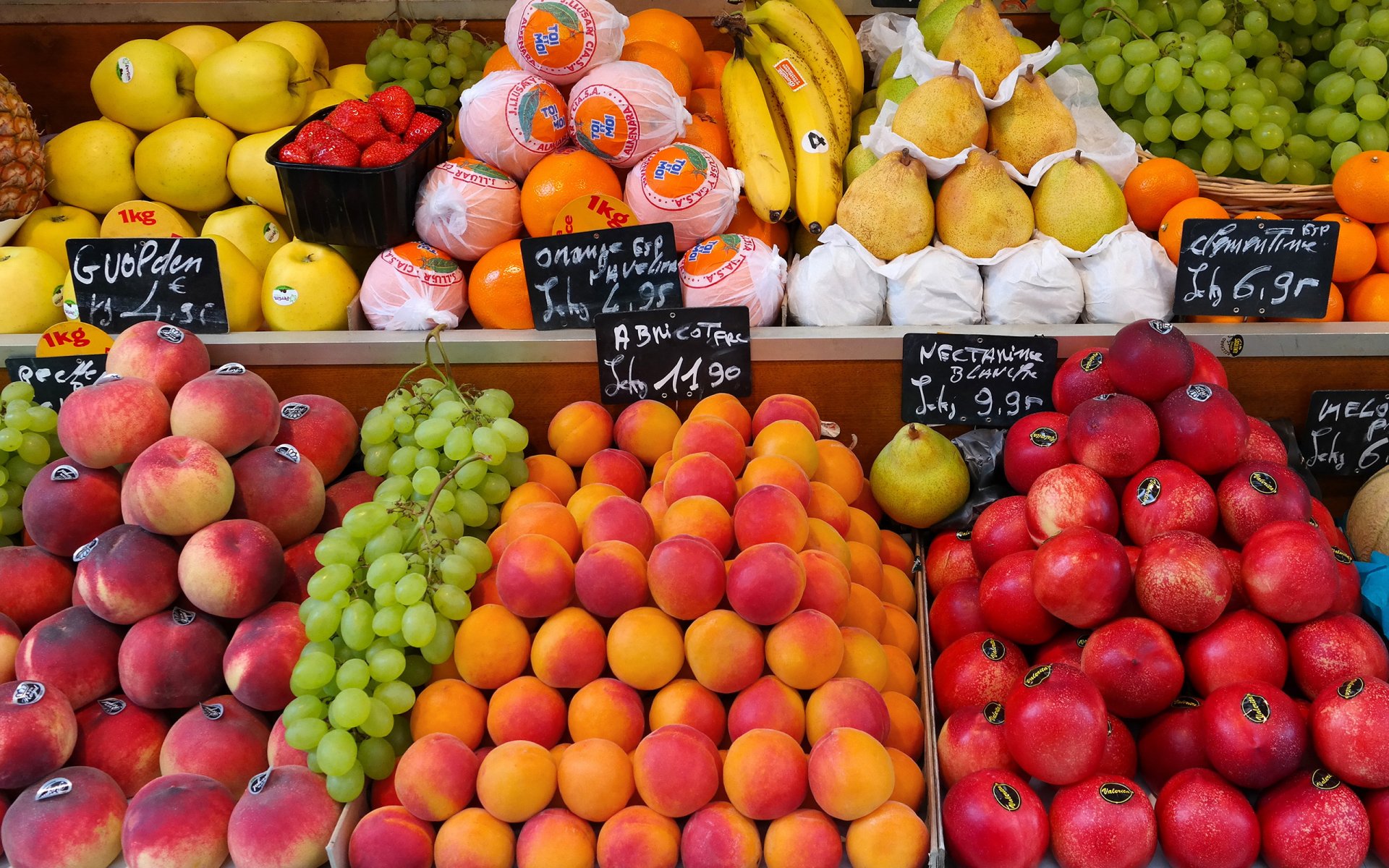 comida fruta mercado callejero bazar mostrador vitrinas etiquetas de precio melocotones albaricoques nectarinas peras uvas naranjas mandarinas plátanos fresas manzanas frescas frutas todo año esto es lo principal condición para mantener salud fondo de pantalla