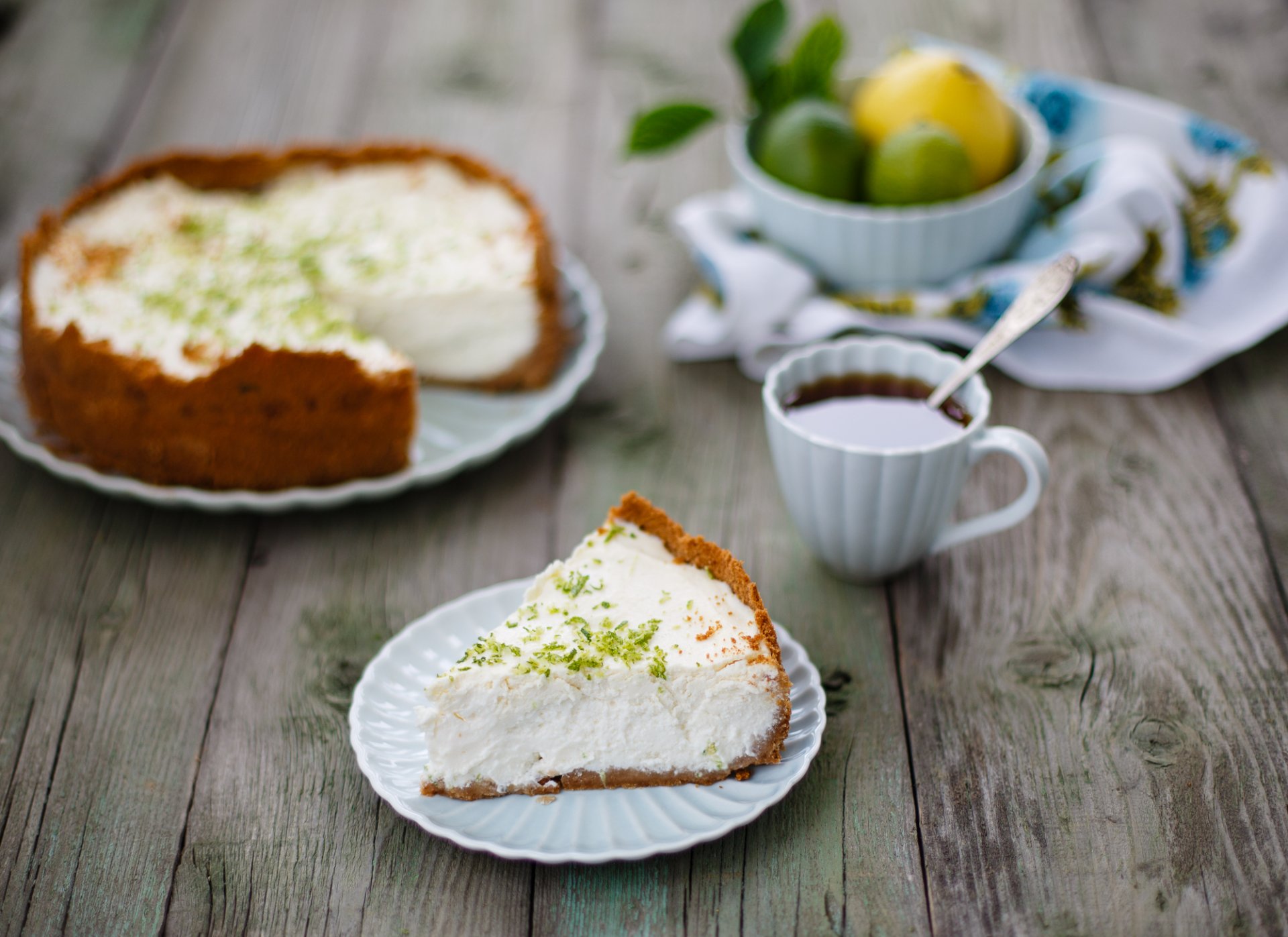 sernik ciasto pieczenie deser limonka owoce kawa filiżanka łyżka talerze julia husajnowa