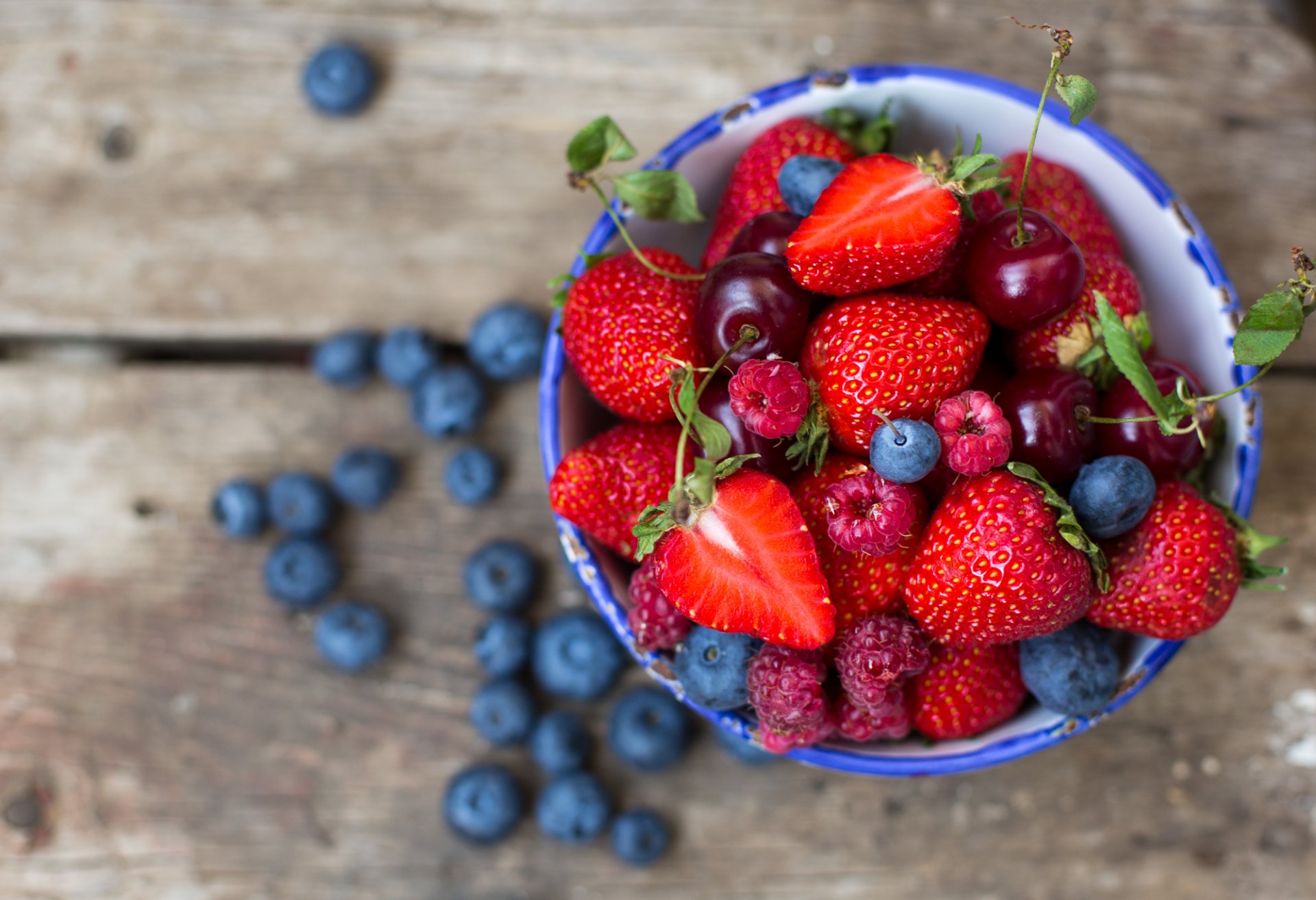 baies fraises framboises bleuets bleuets cerises assiette