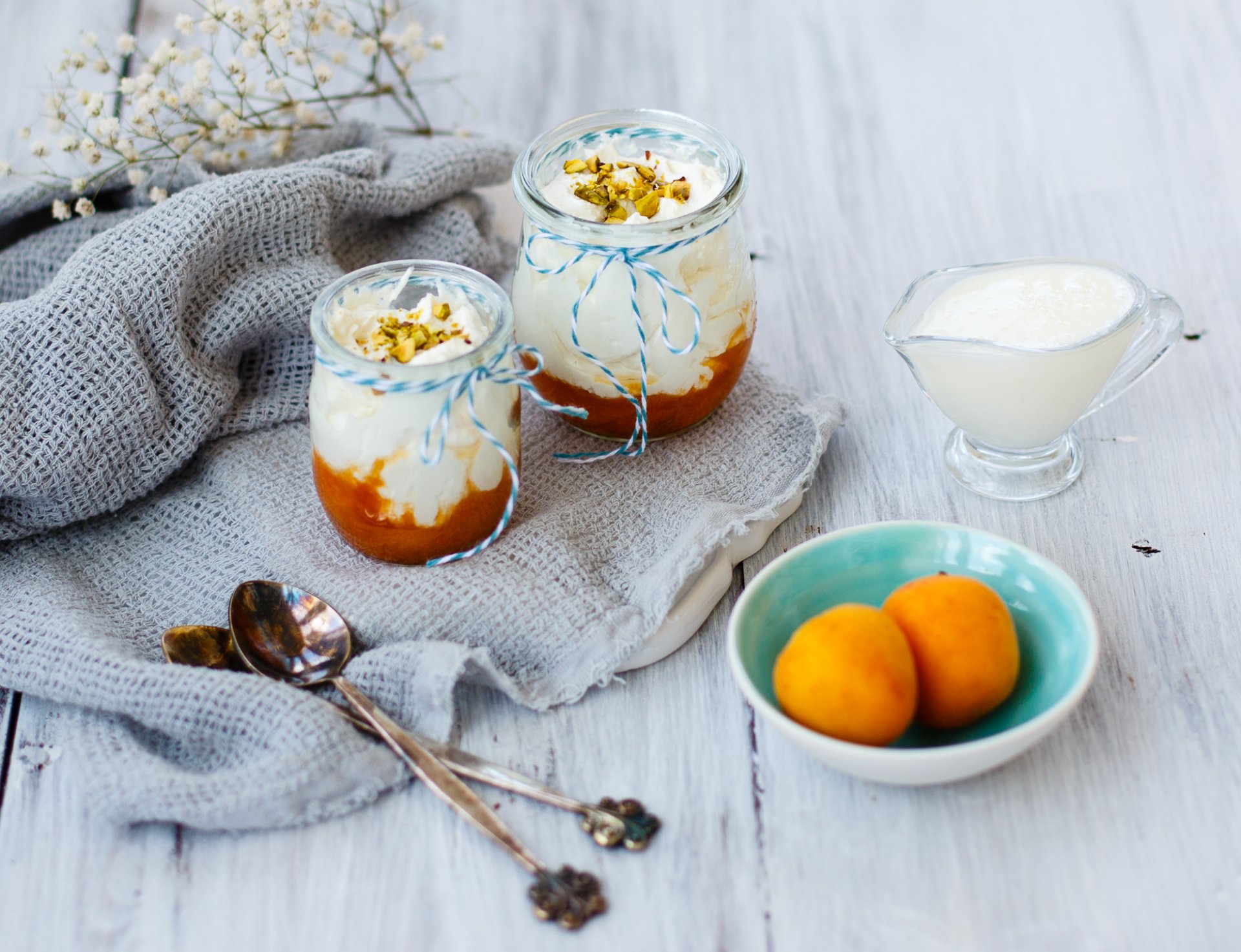 postre panna cotta albaricoques frutas crema crema cucharas julia husainova