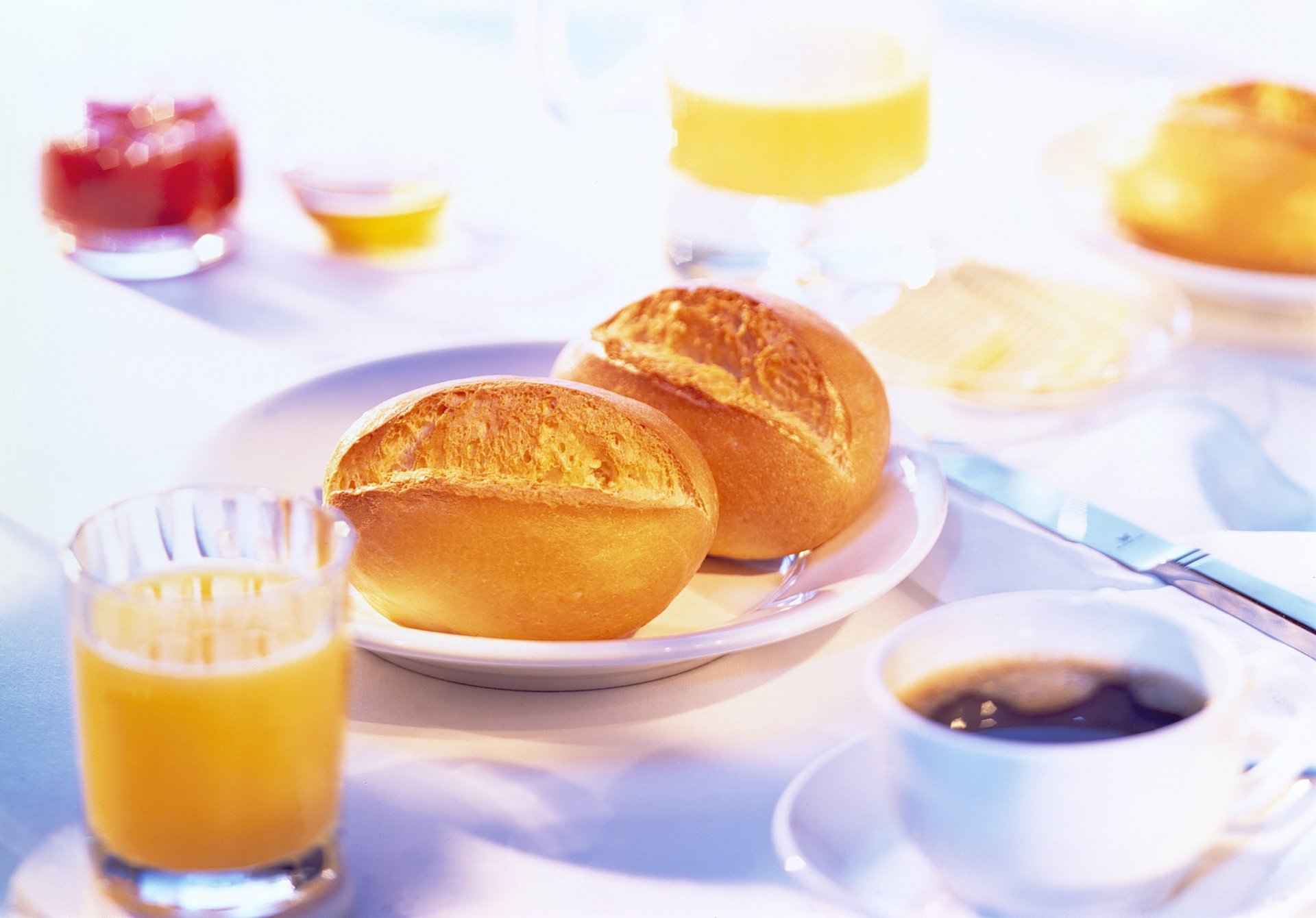 brötchen kaffee saft frühstück essen tisch servieren morgen