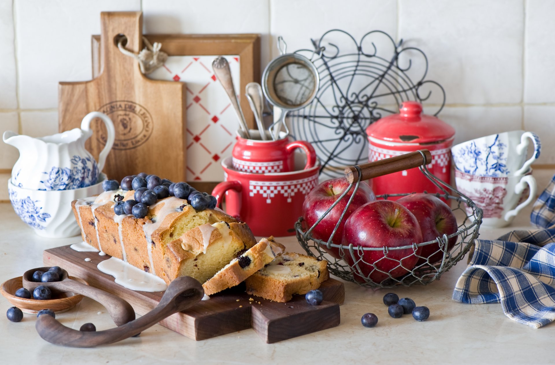 beeren blaubeeren äpfel kuchen geschirr stillleben