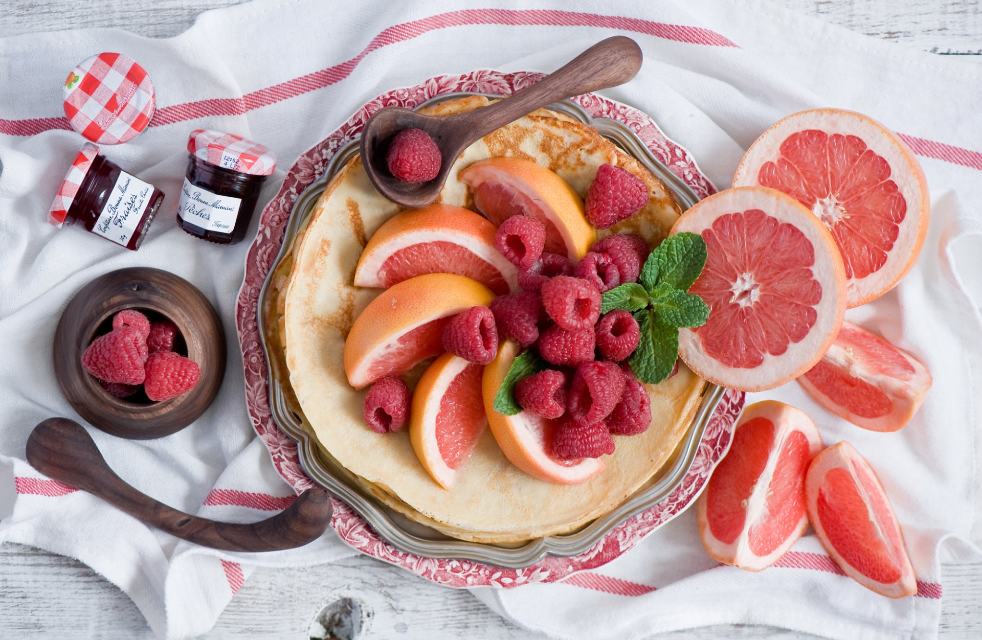 pfannkuchen pfannkuchen obst zitrusfrucht grapefruit beeren himbeeren marmelade marmelade minze gläser lebensmittel anna verdina