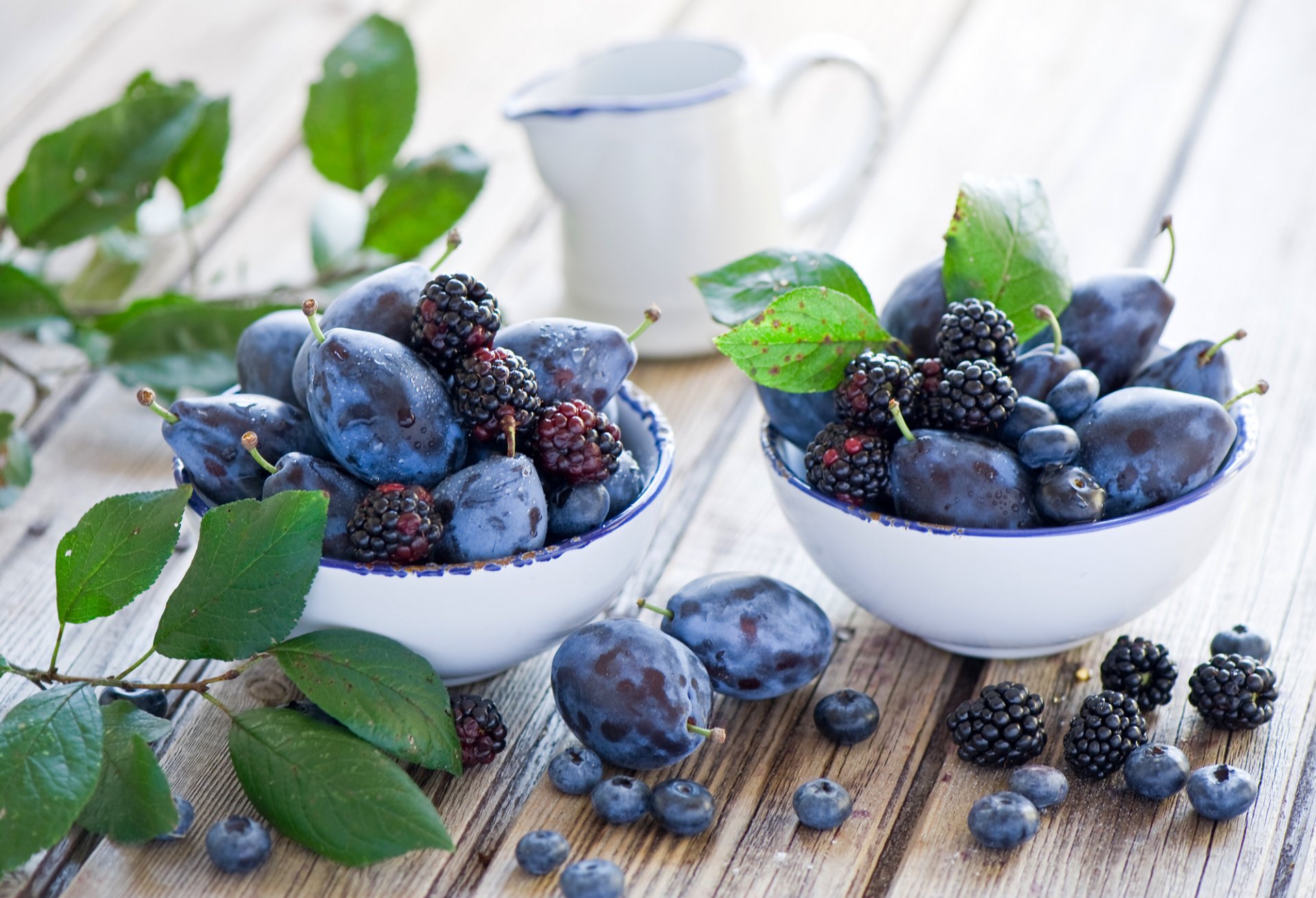 prunes fruits baies mûres assiettes feuilles table anna verdina