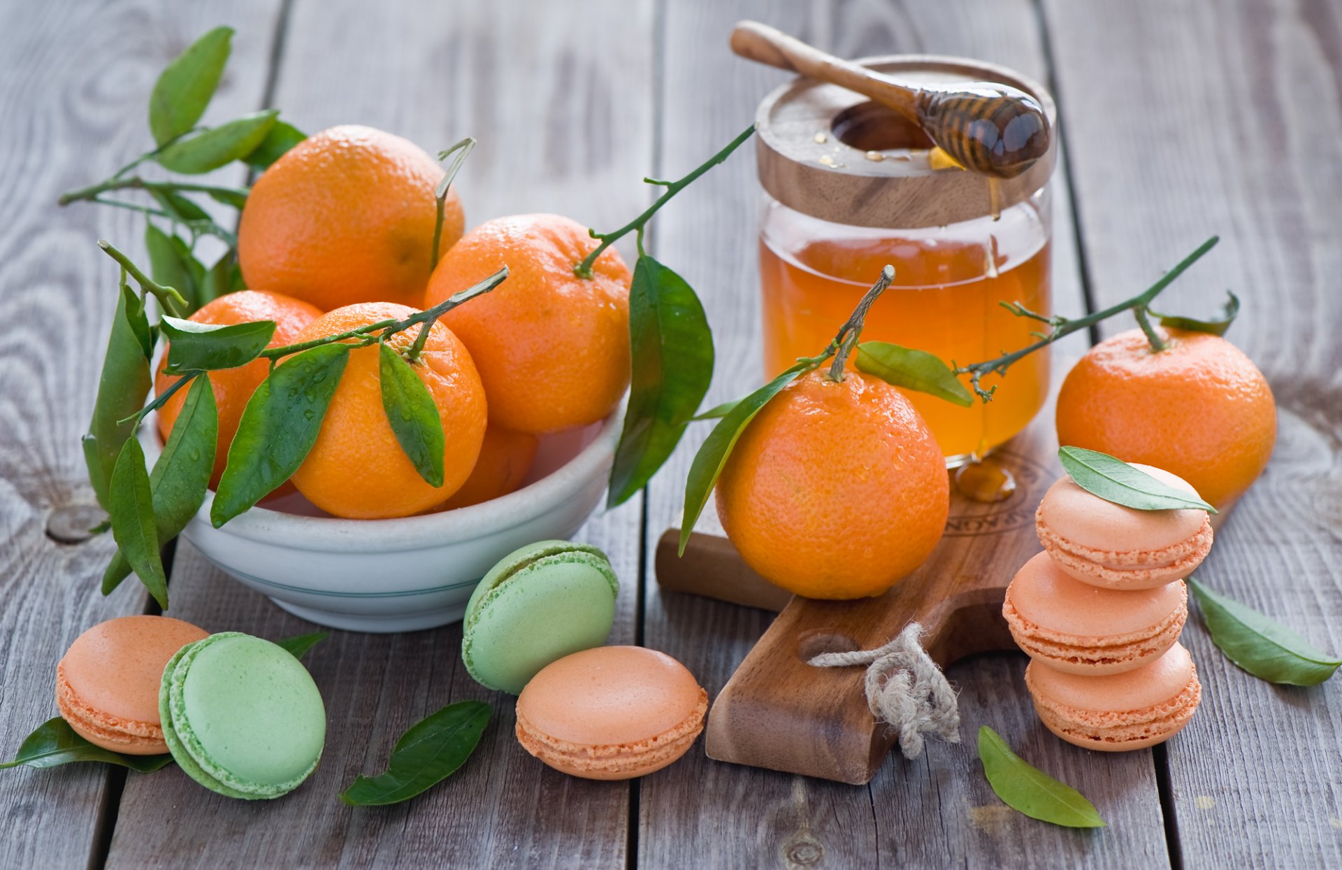 mandarines fruits agrumes feuilles vaisselle miel pot cuillère biscuits macaron dessert bonbons anna verdina