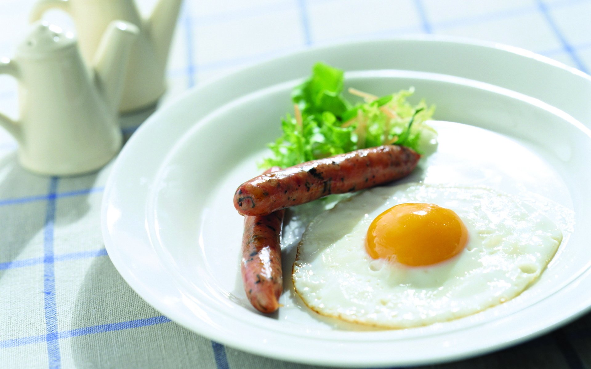 colazione uova strapazzate salsicce