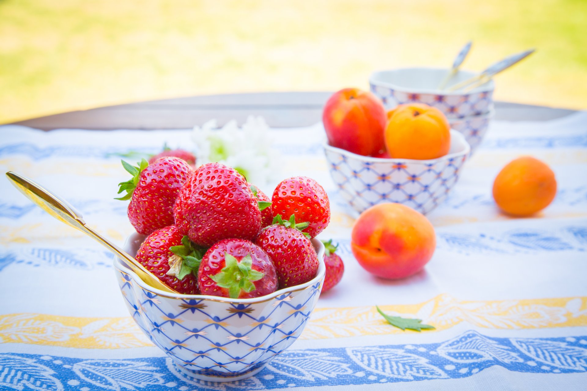 fraises baies abricots fruits été table nappe kremanki