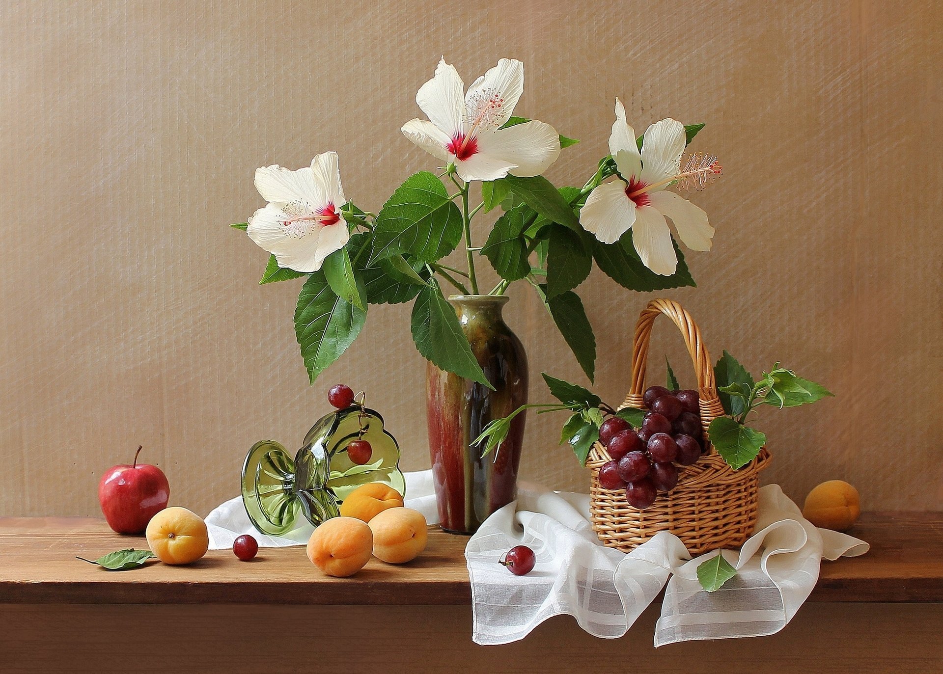 aprikosen trauben apfel blumen hibiskus korb vase stillleben