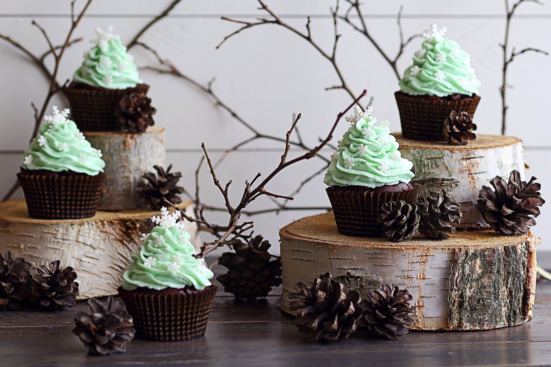 magdalenas crema verde pasteles dulce comida postre conos ramitas invierno