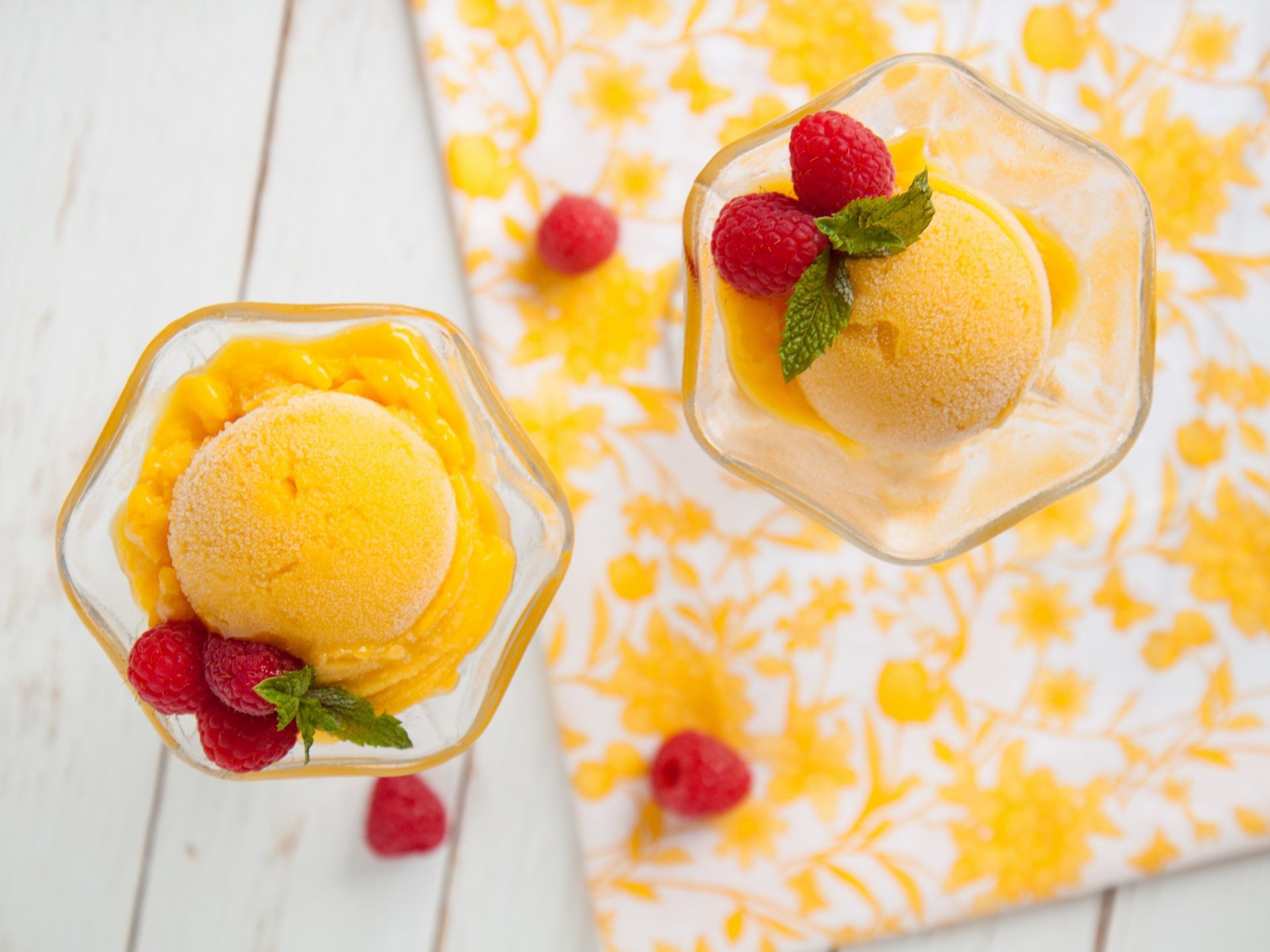 crème glacée jaune boules crème framboises baies dessert sucré