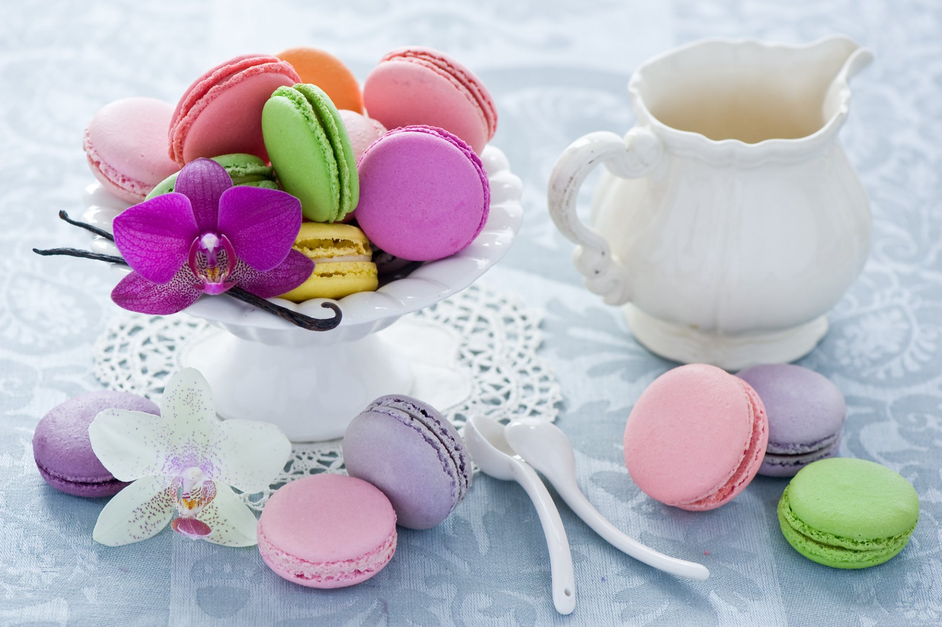 macaron makaronik ciasteczka wielobarwne różne deser orchidea różowy biały dzbanek łyżki zastawa stołowa anna verdina