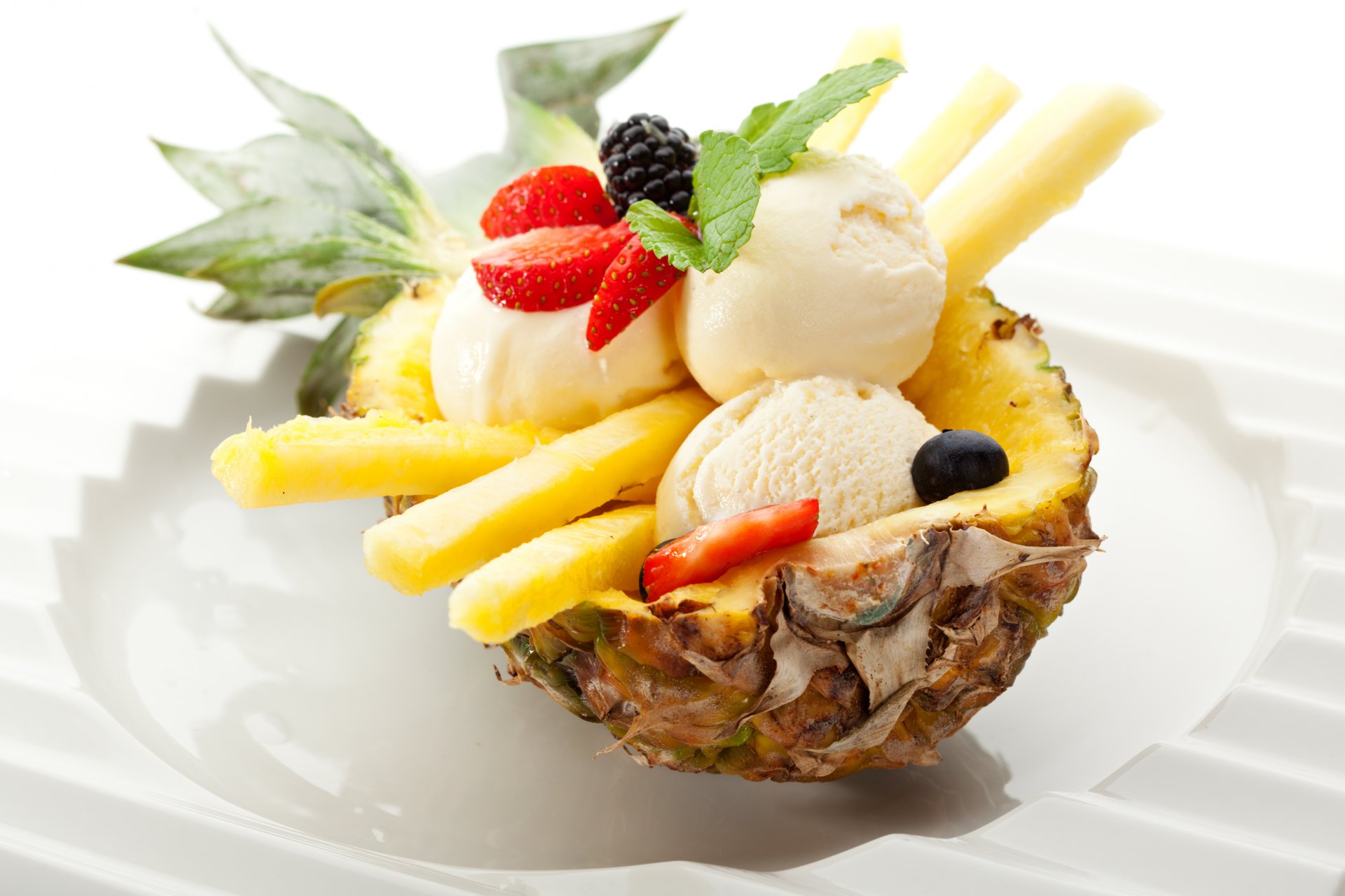 ananas eis kugeln erdbeeren beeren dessert süß