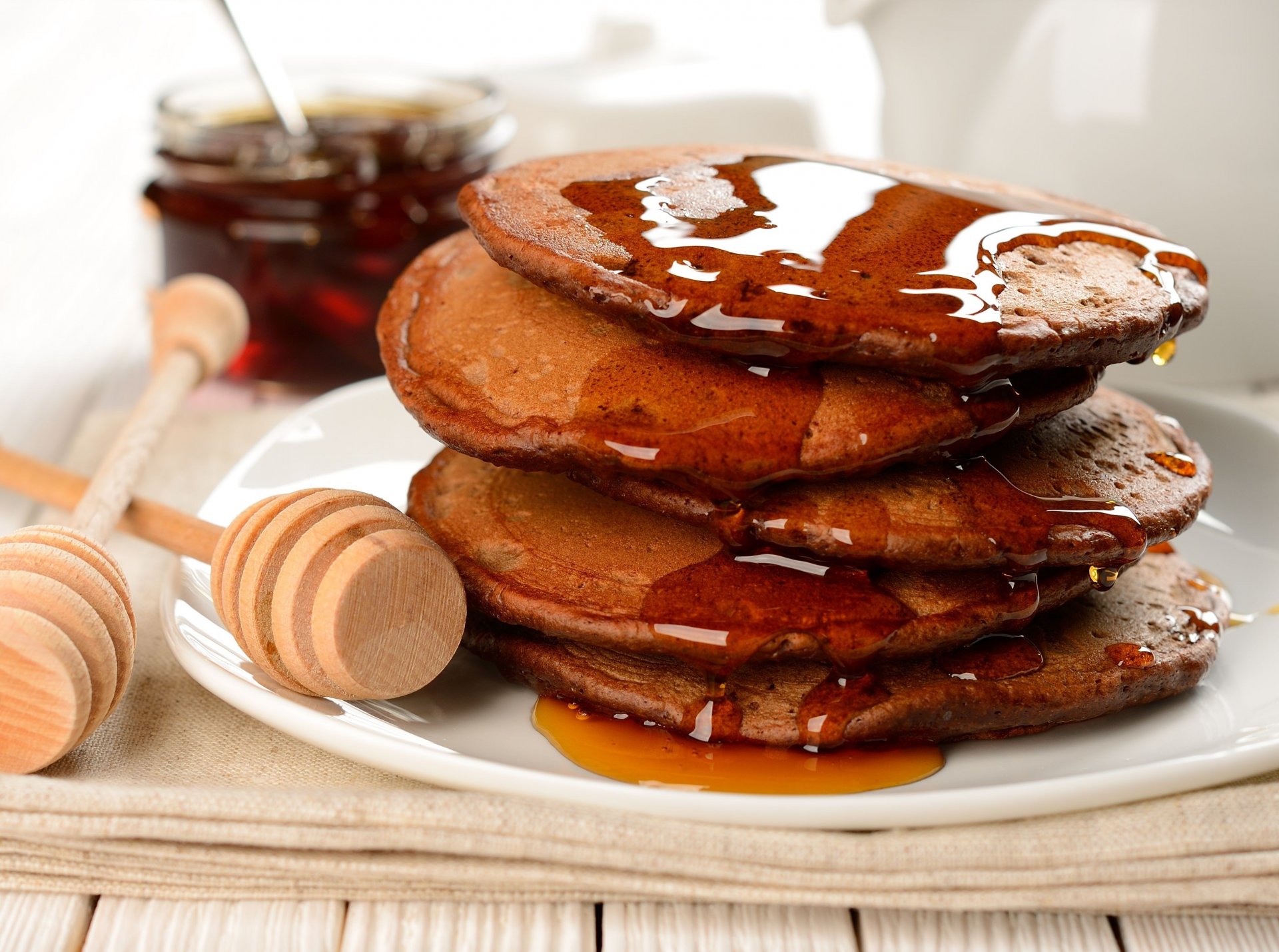 frühstück pfannkuchen ahornsirup honig teller essen