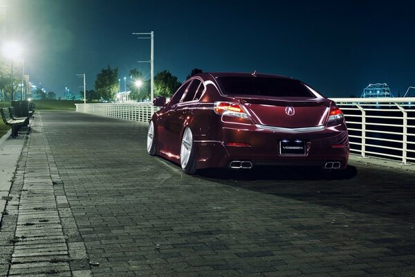 Voiture Acura sur le front de mer le soir