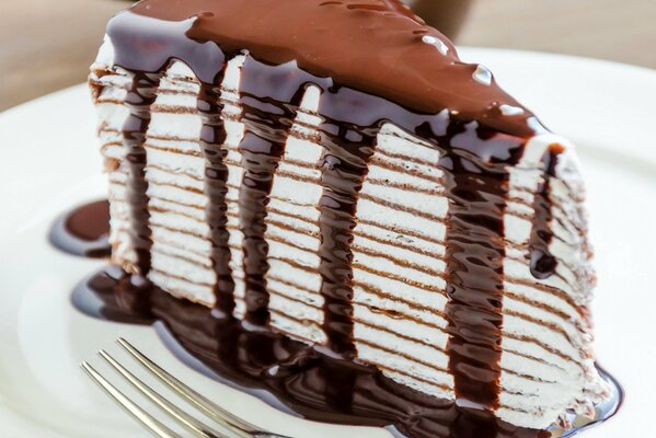 Torta dolce sdraiata su un piatto