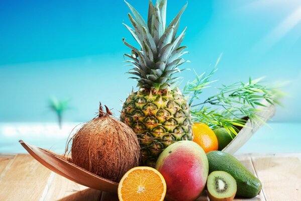 Frutas tropicales contra el cielo