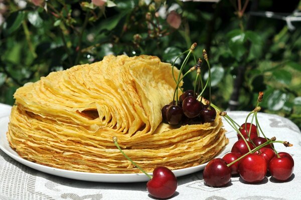 Frühstück im Garten, Pfannkuchen mit Kirschen und Kirschen