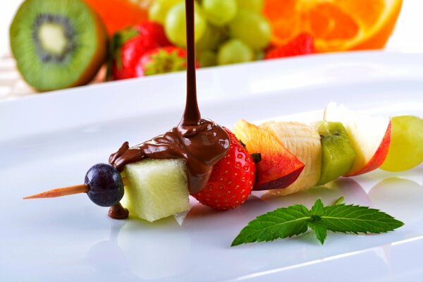 Brochetas de fruta con kiwi