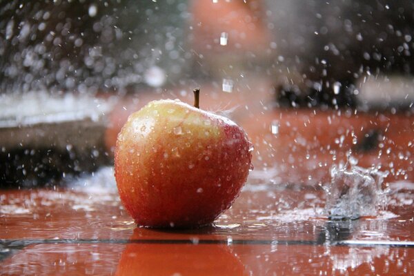 Wasserspritzer fallen auf den Apfel