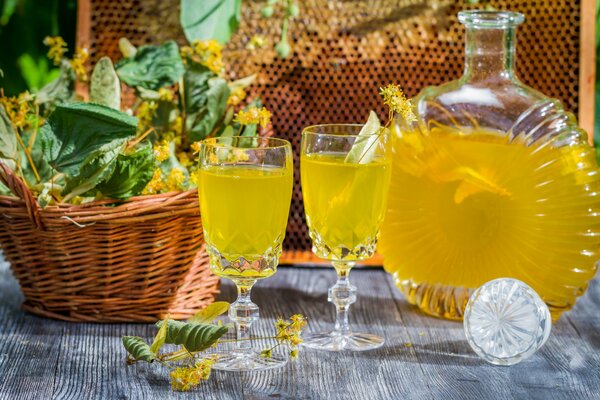 Infuso di tiglio in caraffa