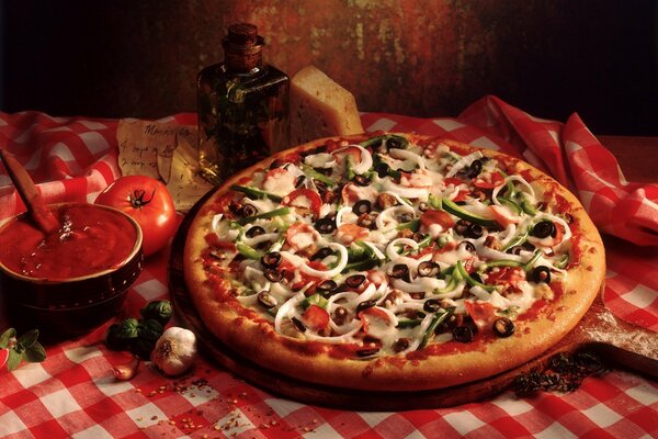 Cuisine italienne-pizza aux tomates, olives, saucisses, poivrons, olives