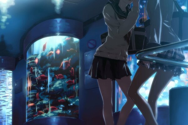 Ragazze in un bar con un bellissimo acquario