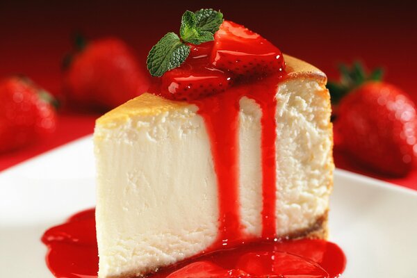 Cheesecake cakes with syrup and strawberries