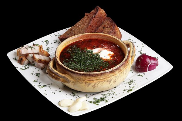 Piatto di borscht con strutto di pane e aglio