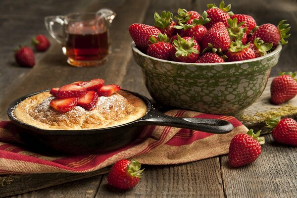 Süßes Dessert Kuchen mit Erdbeeren