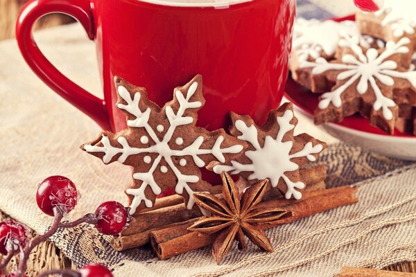 Biscotti di Capodanno sullo sfondo di una tazza rossa