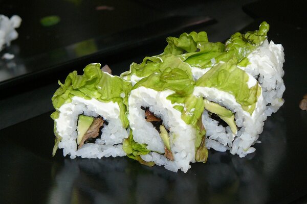 Cuisine japonaise. Rouleaux d avocat